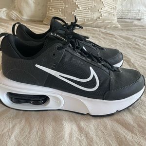 Women’s Nike Airmax size 8.5